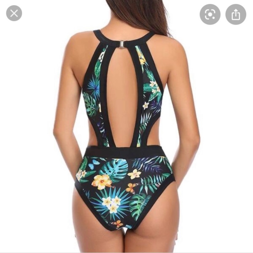 Flattering swimsuit - Picture 4 of 12